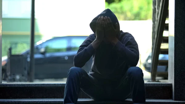 Com Capuz Preto Masculino Adolescente Fechar Rosto Com Mãos Depressão — Fotografia de Stock