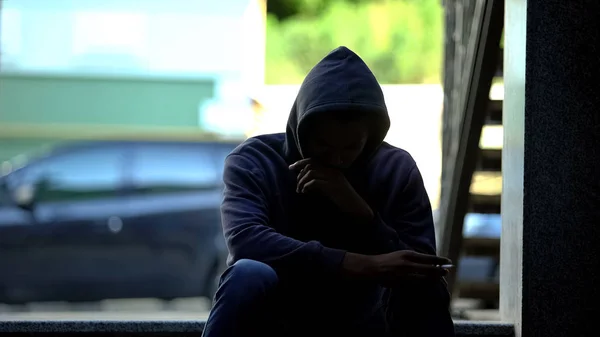 Teenage Chlapec Vdechující Hořký Kouř Cigarety Začíná Kašlat Kouření — Stock fotografie