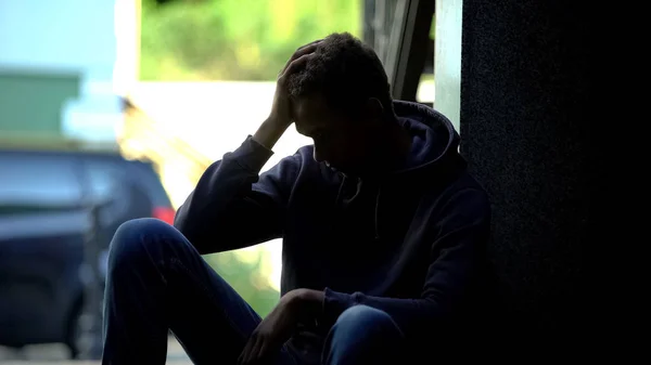 Adolescente Afro Americano Triste Escondido Faixa Escura Problema Depressão — Fotografia de Stock