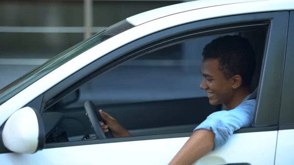 Fröhlicher Afrikanisch Amerikanischer Teenager Sitzt Auf Fahrerplatz Erster Autokauf — Stockfoto