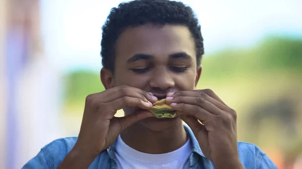 Μικτής Φυλής Έφηβος Τρώει Σάντουιτς Μεγάλη Όρεξη Fast Food Κοντινό — Φωτογραφία Αρχείου
