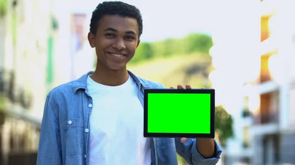 Молодой Афроамериканский Мальчик Показывает Табличку Зеленым Экраном Онлайн Образование Приложение — стоковое фото