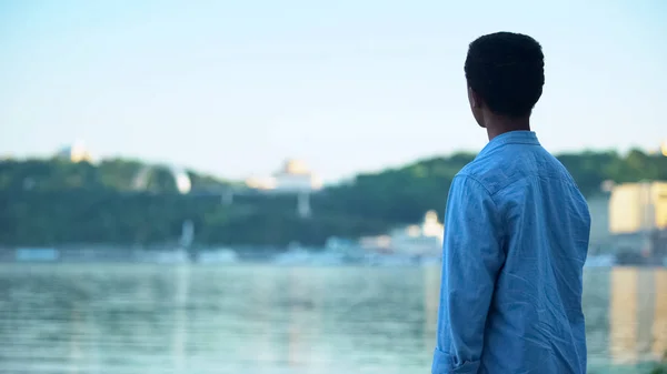 African American Guy Resting River Embankment Enjoying City View Landscape — Stock Photo, Image