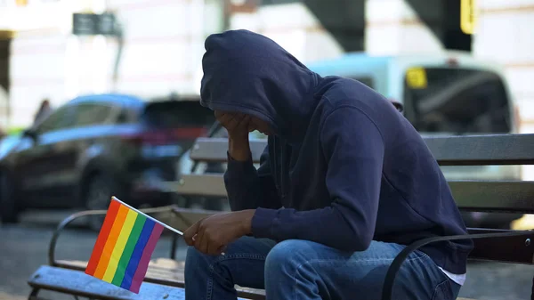 Svart Man Huva Sitter Bänk Med Lgbt Minoritet Flagga Förutfattade — Stockfoto