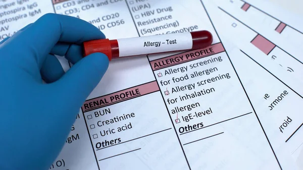 Allergi Lege Som Viser Blodprøve Tube Positive Resultater Fra Laboratorieprøver stockbilde