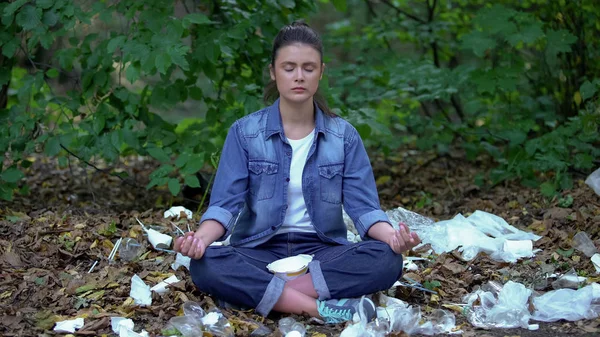 Nainen Meditoi Istuu Lootuksessa Aiheuttaa Keskuudessa Muovijätettä Saastuminen Käsite kuvapankkikuva