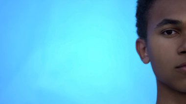 Ciddi Afro-Amerikan gençleri kameraya bakıyor, ırkçılık sorunları, zorbalık...