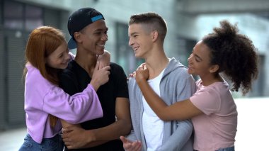 Mutlu genç çiftler birlikte dışarıda vakit geçiriyorlar, arkadaşça eğleniyorlar.