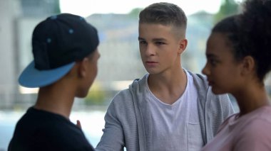 Kızgın Kafkasyalı öğrenci, kız arkadaşını sınıf arkadaşıyla yakalamış, dürüst olmayan bir arkadaşlık.