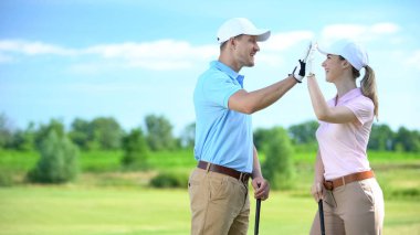 Başarılı spor şampiyonasından sonra yüksek beş veren kulüpleri ile Neşeli golfçüler