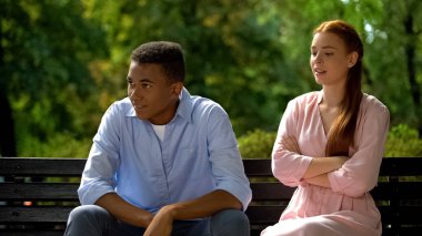 Parkta oturan kız ve erkek arkadaşa hakaret, ayrılma riski, çatışma