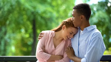 Afro-Amerikan genç çocuk parkta ağlayan kız arkadaşı sarılma, okul sorunları