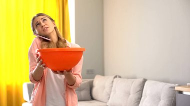 Tavandan su sızarken ev halkı çatı tamiri servisini arıyor.