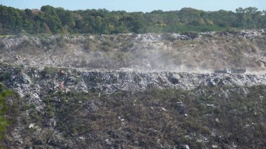 Terk edilmiş yerlerde çöp kamyonları, doğa kirliliği, sis etkisi