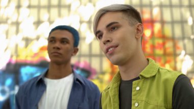 Modern çağın modaya uygun kıyafetleri, havalı gençlerin takılması.