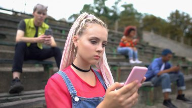 Lise öğrencisi sosyal ağlarda fotoğraf çekiyor. Akıllı telefon bağımlılığı var.