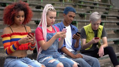 Bağımlı gençler akıllı telefonları kaydırıyor, online bağlantı siber nesli