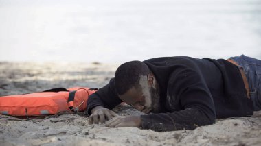 Can yeleğinin yanında acı çeken sıkıntılı bir adamın gemi kazasından sonra yardıma ihtiyacı var.