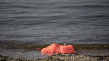 Kıyıya yakın denizde yüzen can yeleği felaketten sonra kurbanları arıyor.