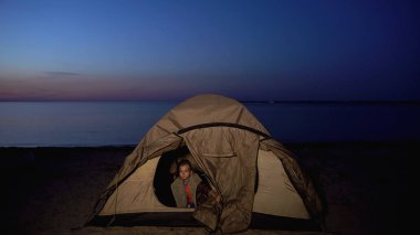 Çadırda saklanan çocuk, fenerli sahil güvenlik feneri, evsiz yetim