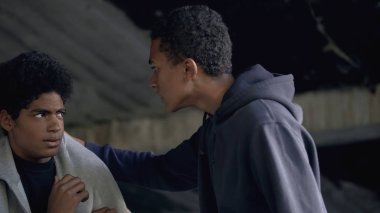 Siyahi öğrenci korkmuş erkek çocuğa zorbalık ediyor, iletişim çatışması, taciz