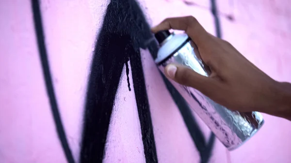 Musta Mies Maalaamassa Rauhanmerkkiä Spraymaalilla Seinään Lähikuva Graffiti — kuvapankkivalokuva