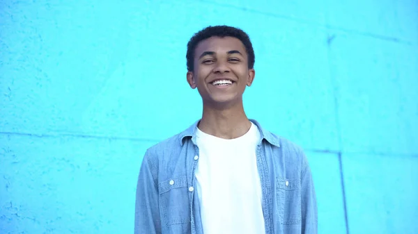 Cheerful African American Teenager Smiling Camera Satisfied Life — Stock Photo, Image