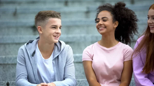 Feliz Macho Hembra Estudiantes Sentado Campus Escaleras Aire Libre Universidad — Foto de Stock