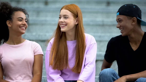 Fröhliche Teenager Freunde Die Zusammen Spaß Freien Haben Jugendglück College — Stockfoto