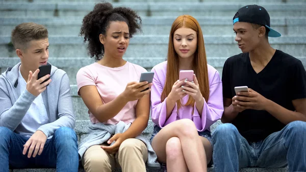 Amigos Adolescentes Adictos Que Usan Teléfonos Celulares Juntos Foto Les —  Fotos de Stock