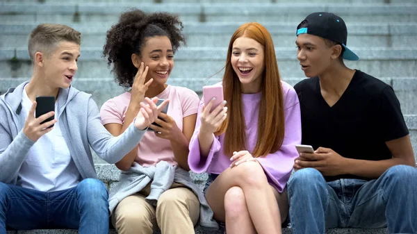 Heyecanlı Genç Bayan Arkadaşlarına Akıllı Telefon Ekranı Gösteriyor Mutlu Piyango — Stok fotoğraf