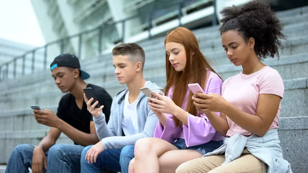 Estudantes Universitários Conversando Smartphones Online Falta Comunicação Vício — Fotografia de Stock