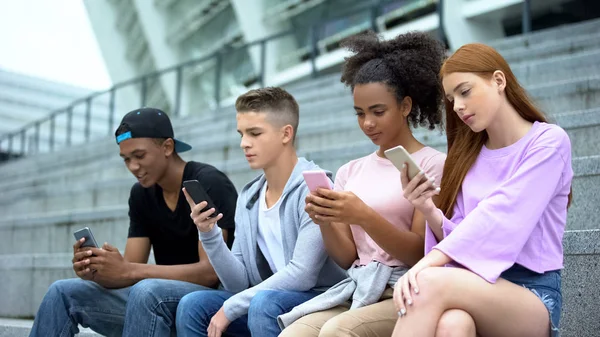 Adolescentes Modernos Navegando Internet Line Por Aplicativo Smartphone Vício Gadgets — Fotografia de Stock