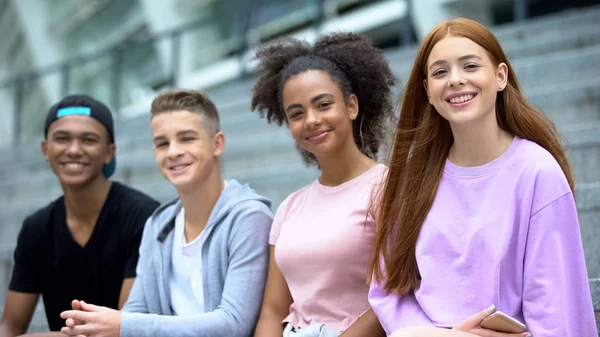 Adolescentes Amigos Sorrindo Câmera Sentado Livre Geração Jovens Colegas Felizes — Fotografia de Stock