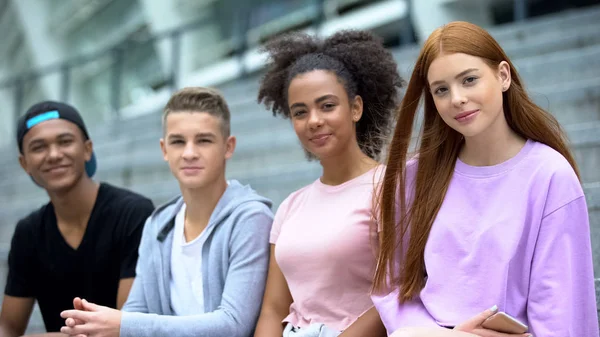 Grupo Jóvenes Estudiantes Multiétnicos Que Buscan Cámara Aire Libre Compañeros —  Fotos de Stock