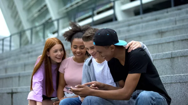 Happy Universiteit Studenten Kijken Online Video Door Smartphone Plezier Hebben — Stockfoto