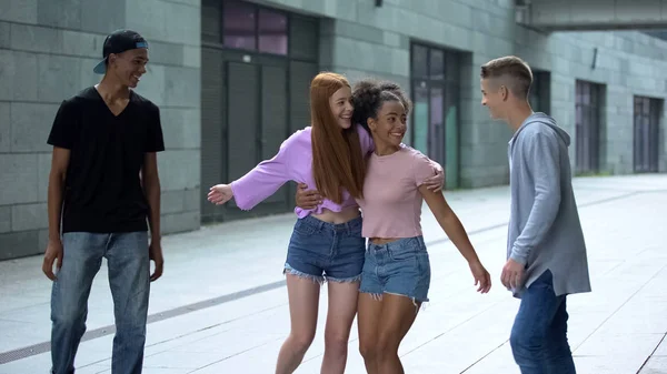 Adolescentes Multiétnicos Abraçando Andando Rua Tempo Lazer Juntos Jovens — Fotografia de Stock