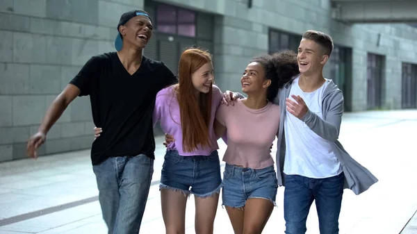 Estudiantes Universitarios Sonrientes Abrazando Calle Caminando Amigos Felices Divirtiéndose — Foto de Stock