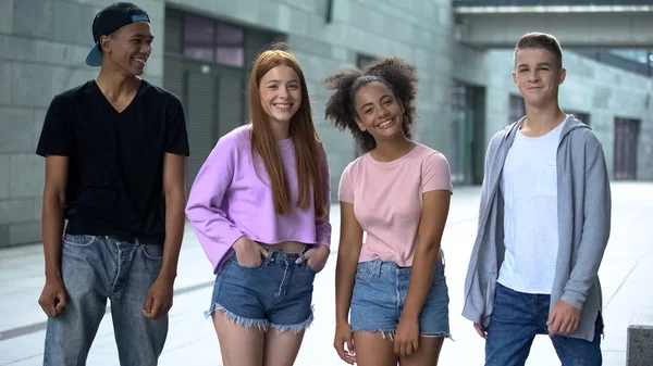 Blij Dat Jonge Mensen Glimlachen Camera Buiten Multiraciale Vrienden Verbinding — Stockfoto