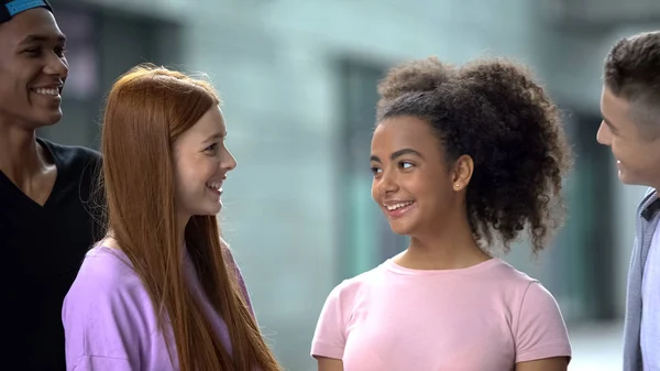 Gruppe Von Teenagerfreunden Die Einander Lächelnd Spaß Freien Haben Adoleszenz — Stockfoto