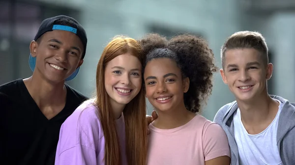 Jovens Amigos Multiétnicos Abraçando Sorrindo Câmera Colegas Escola — Fotografia de Stock