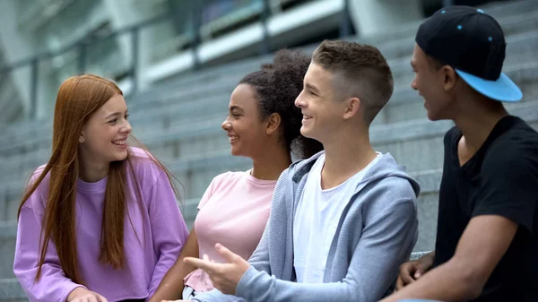 Vrolijke Tieners Hebben Plezier Samen Gelukkig Multiraciale Vrienden Communicatie — Stockfoto