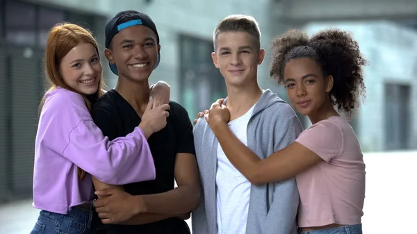 Abraçando Casais Adolescentes Sorrindo Para Câmera Primeiro Relacionamento Proximidade Amizade — Fotografia de Stock