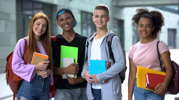 Estudantes Ensino Médio Multirracial Com Livros Sorrindo Câmera Programa Educacional — Fotografia de Stock