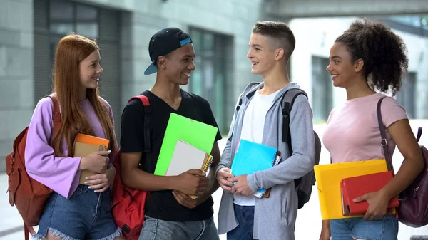 Gruppe Multietniske Studenter Ler Utendørs Vennskap Fritid Campus – stockfoto