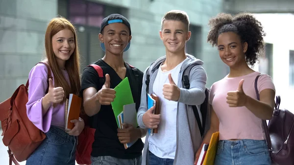Smilende Multietniske Studenter Med Notatbøker Som Viser Tommelen Opp Collegevalg – stockfoto