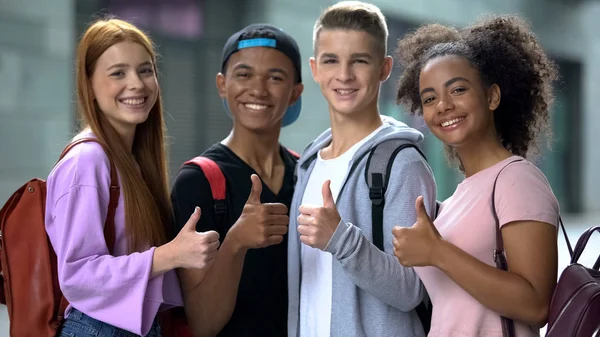 Grupo Estudantes Multiétnicos Com Mochilas Mostrando Polegar Para Cima Educação — Fotografia de Stock