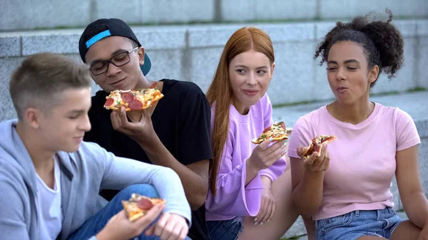 Gülümseyen Etnik Çeşitliliğe Sahip Bir Grup Genç Dışarıda Pizza Yiyip — Stok fotoğraf