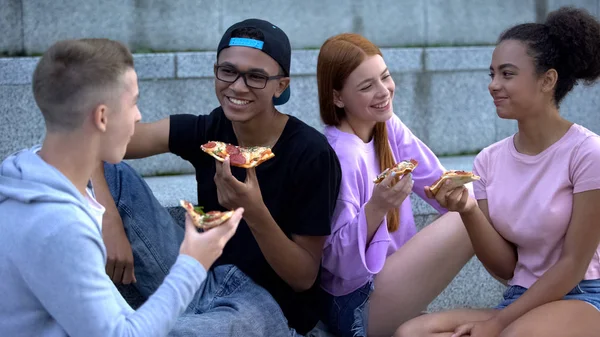 Щасливі Підлітки Тримають Піцу Насолоджуючись Літніми Вихідними Друзі Відпочивають — стокове фото