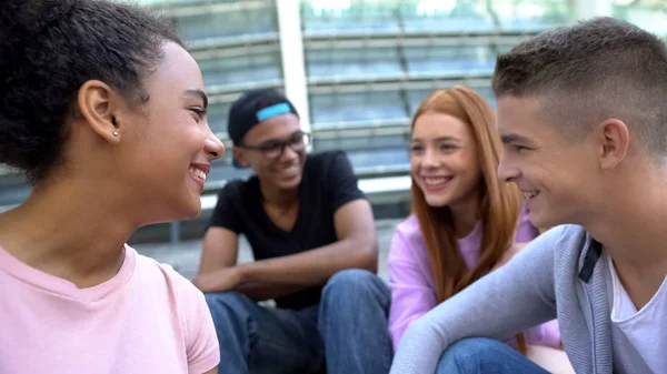 Jóvenes Amigos Sin Preocupaciones Raza Mixta Riendo Divertirse Aire Libre — Foto de Stock